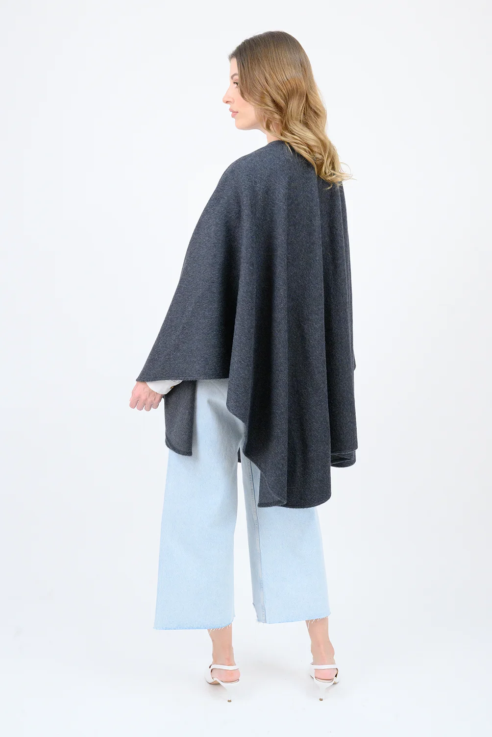 Ruana Tania_Negro_Charcoal_3 Ruana Tania_Negro_Charcoal_3